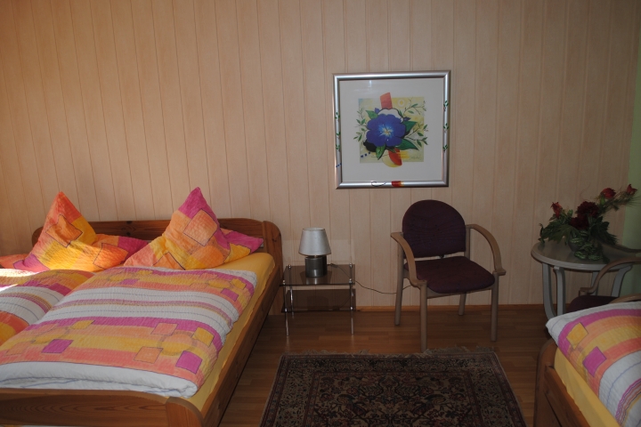 einer von drei Schlafräumen, mit einem Doppelbett und einem Einzelbett
