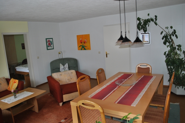 Essbereich mit ausziehbarem Tisch für ca. 10 Personen