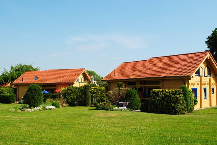 Rückwärtige Ansicht der Ferienhäuser mit Terrassen und Liegewiese