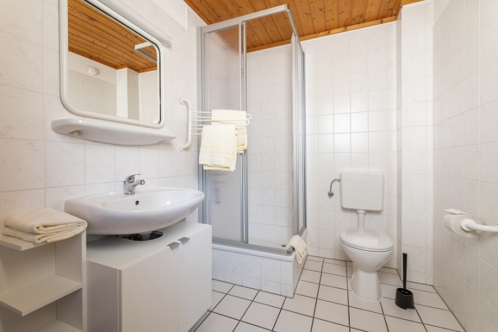 Badezimmer mit Dusche im Erdgeschoß