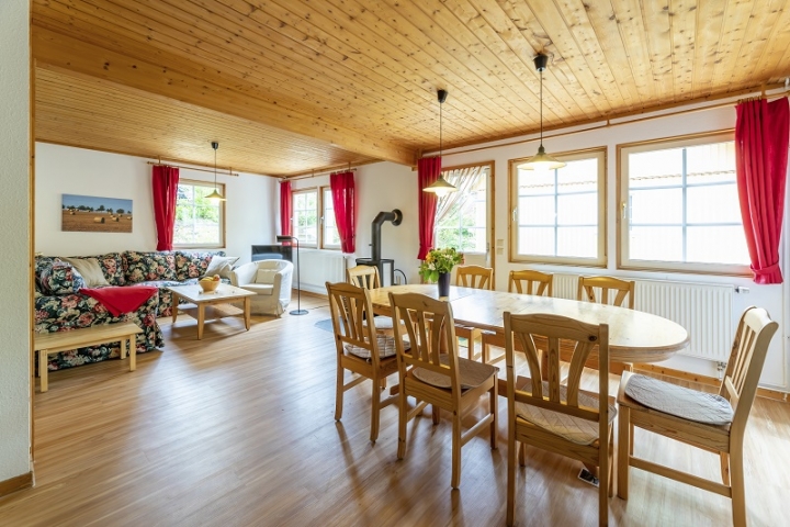 Wohnzimmer und Esstisch