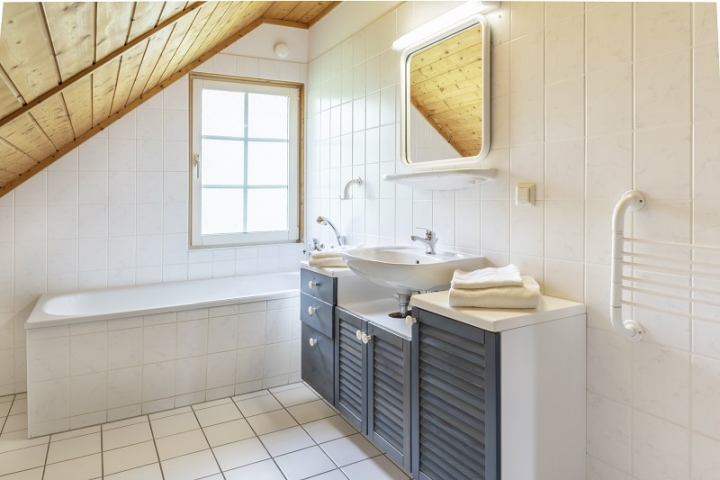 Badezimmer mit Wanne im Obergeschoß