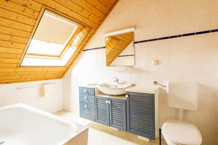 Badezimmer mit Wanne im Obergeschoß