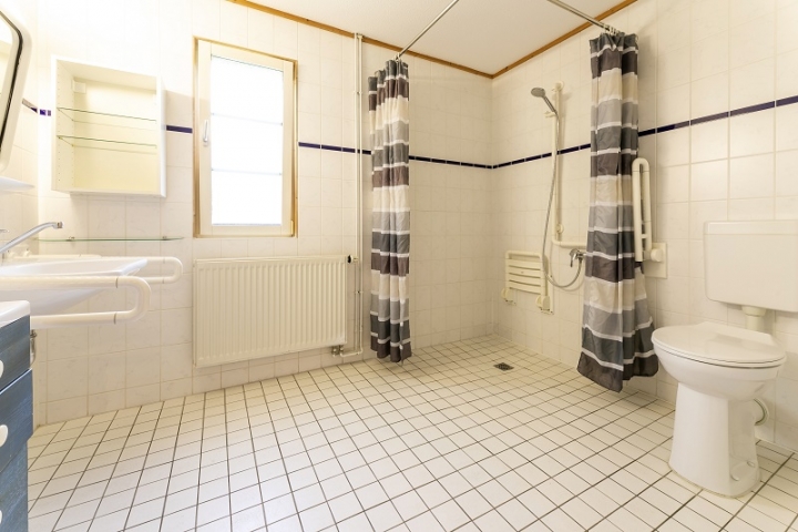 (behindertengerechtes) Badezimmer