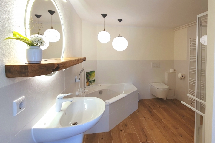 Das moderne Badezimmer mit Badewanne und Bidet