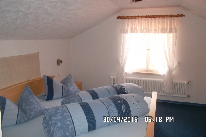 Schlafzimmer2 mit Doppelbett mit Waschbecken und WC, 1 Etage