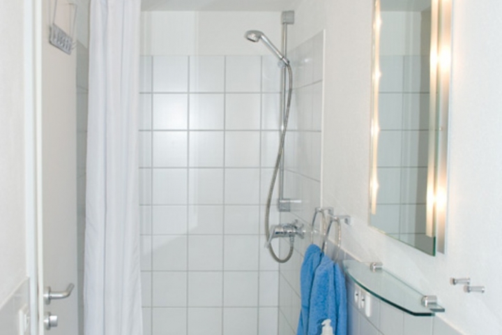 Bad mit Dusche und WC in