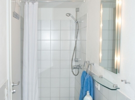Bad mit Dusche und WC in 