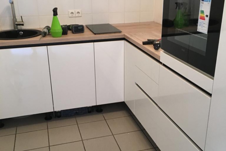 Kleine und gut ausgestattete separate Küche in „Fewo29“