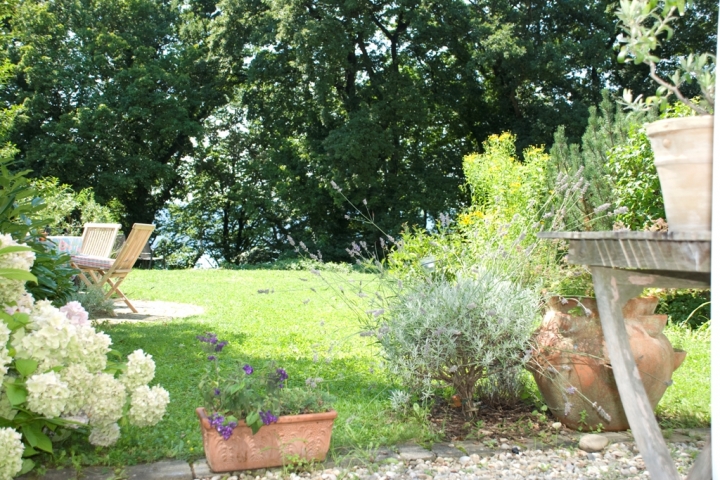 ...Schöner Sitzplatz im Garten am Waldrand mit