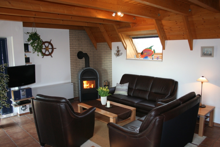 Der gemütliche Wohnbereich mit Kamin