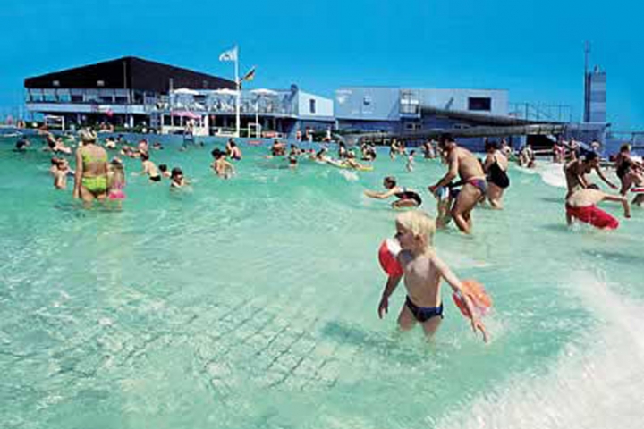 Das Wellen-Freibad direkt vor dem Deich