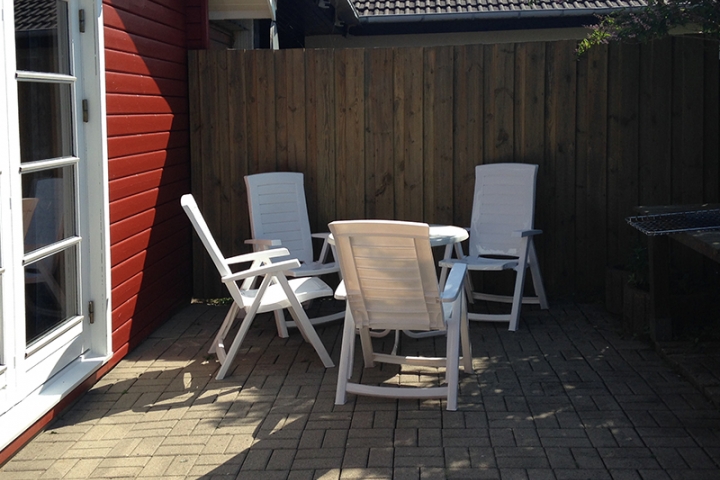 Blockhaus 1: Terrasse mit Gartenmöbeln