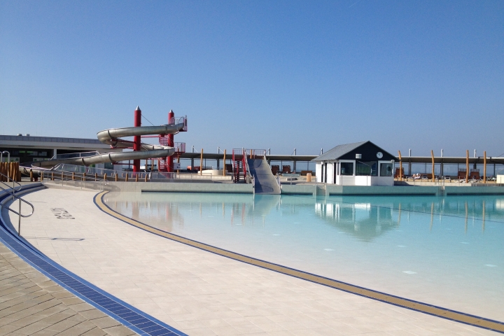 Schwimmbad mit Riesenrutsche