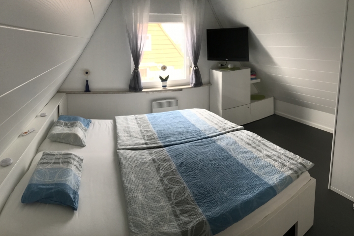 Schlafzimmer mit Doppelbett