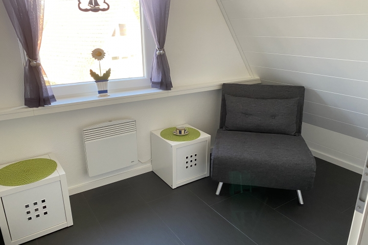 gemütliche Leseecke im kleinen Schlafzimmer