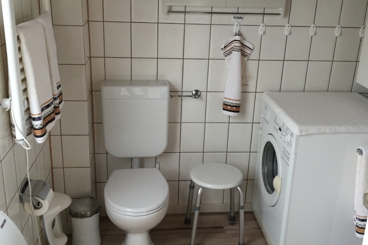 Badezimmer  mit Handtuchwärmer, Waschmaschine, Föhn