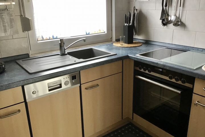 Küche mit Mikrowelle, Backofen, Kaffee-Pad-Maschine, Kaffeemaschine uvm.