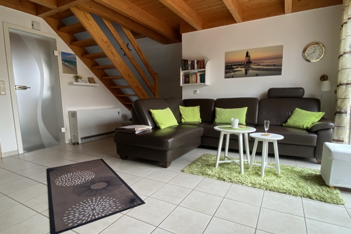 heller Wohnraum mit gemütlicher Sitzecke und Blick in den Garten