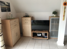 Wohnraum mit Fernseher, Stereoanlage, Blu-Ray-Player