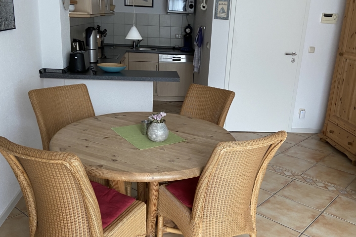 Wohnzimmer mit Blick zur offenen Küche