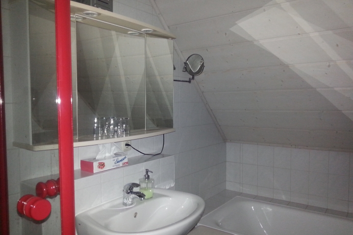 Bad mit Badewanne ©