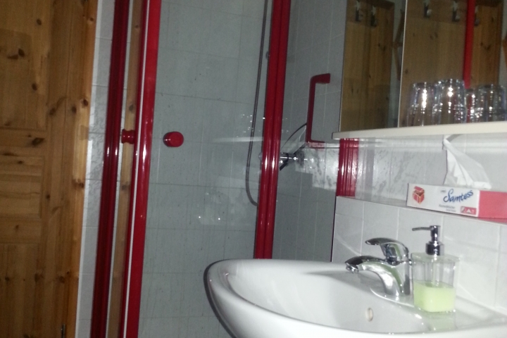 Waschbecken und Dusche ©