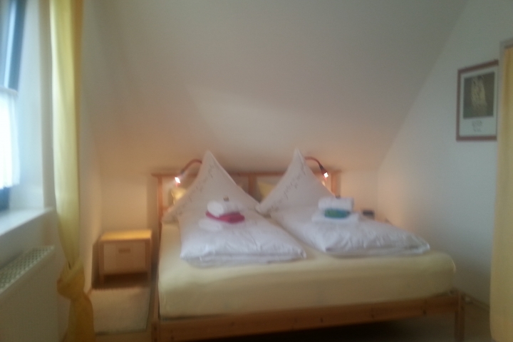 1.Schlafraum der Fewo Bett 1,80 m breit ©