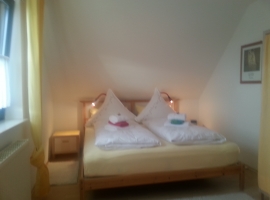 1.Schlafraum der Fewo Bett 1,80 m breit ©