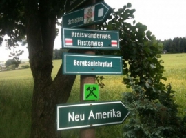 Wanderwegweiser in 200m Entfernung
