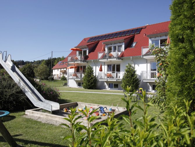 Ferienwohnungen Holder, Biosphärengebiet Schwäbische Alb, mit Spielplatz für die kleinen Gäste.