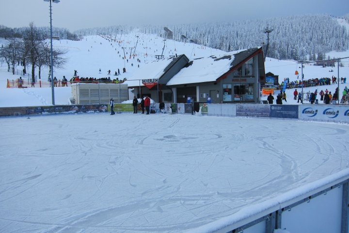 Eislaufen auf Kunsteis am Skihang