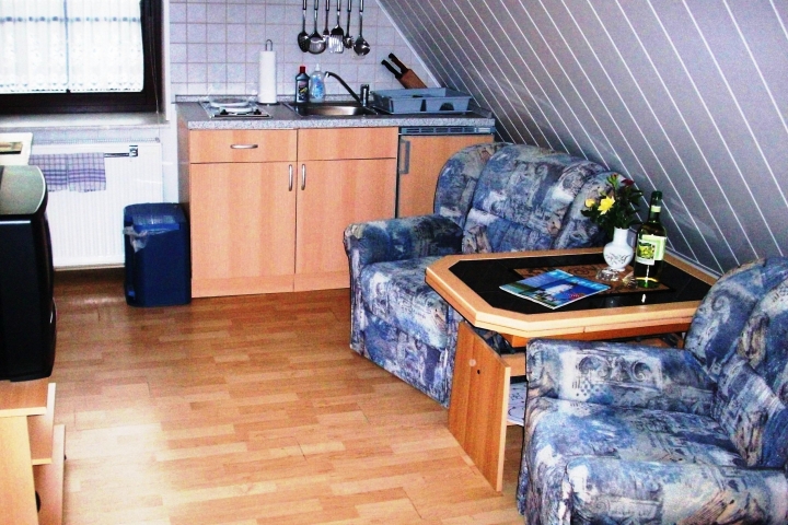Ferienwohnung und Zimmer Burwitz | Sitzecke & Küchenzeile im DZ