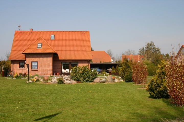 Ferienwohnung und Zimmer Burwitz | das Haupthaus mit einer idyllischen Teichanlage, ein Platz zum Ausruhen und Relaxen