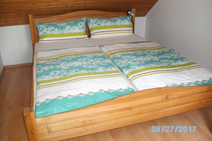 Der Schlafraum mit gemütlichem Doppelbett.
