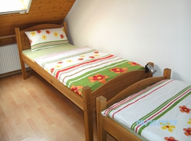 Einer von zwei Schlafbereichen mit getrennten Betten