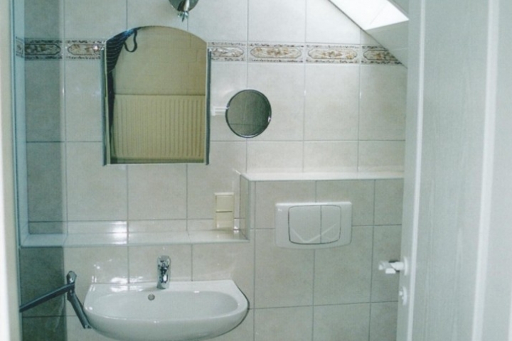 Bad mit Dusche und WC