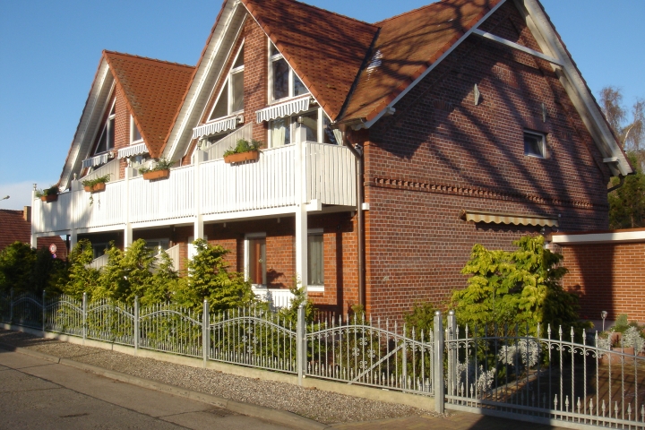 Ferienwohnungen - Haus Anna | Gemütliches Frühstück auf dem Balkon .