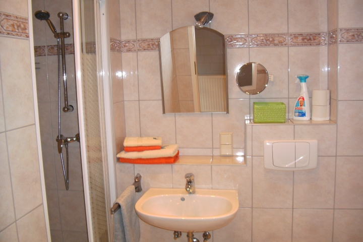 Bad und WC mit Duschkabine