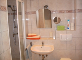 Bad und WC mit Duschkabine