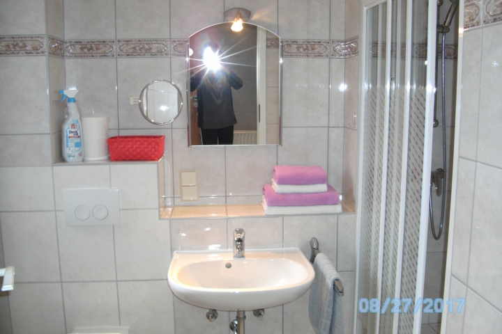 Bad und WC mit Duschkabine