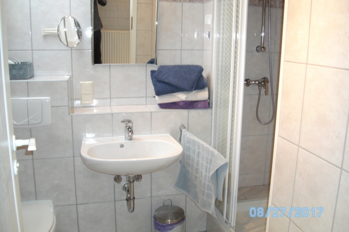 Bad mit Dusche und WC