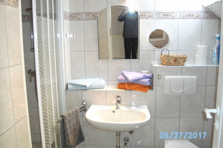 Bad mit Dusche und WC