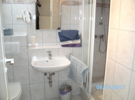 Bad mit Dusche ,WC,Waschbecken,Fön