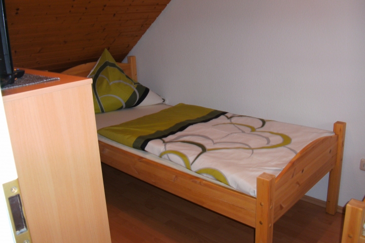 Schlafzimmer mit zwei getrennten Betten