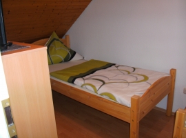 Schlafzimmer mit zwei getrennten Betten