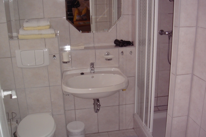 Bad mit Dusche und WC