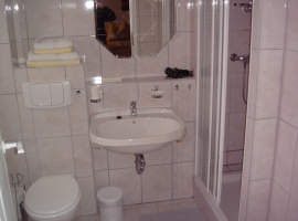 Bad mit Dusche und WC