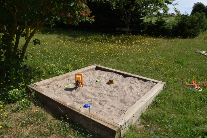 Sandkasten mit Spielzeug vorhanden