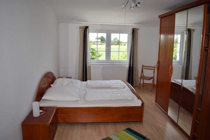 Schlafzimmer 2 mit Doppelbett und Schrank